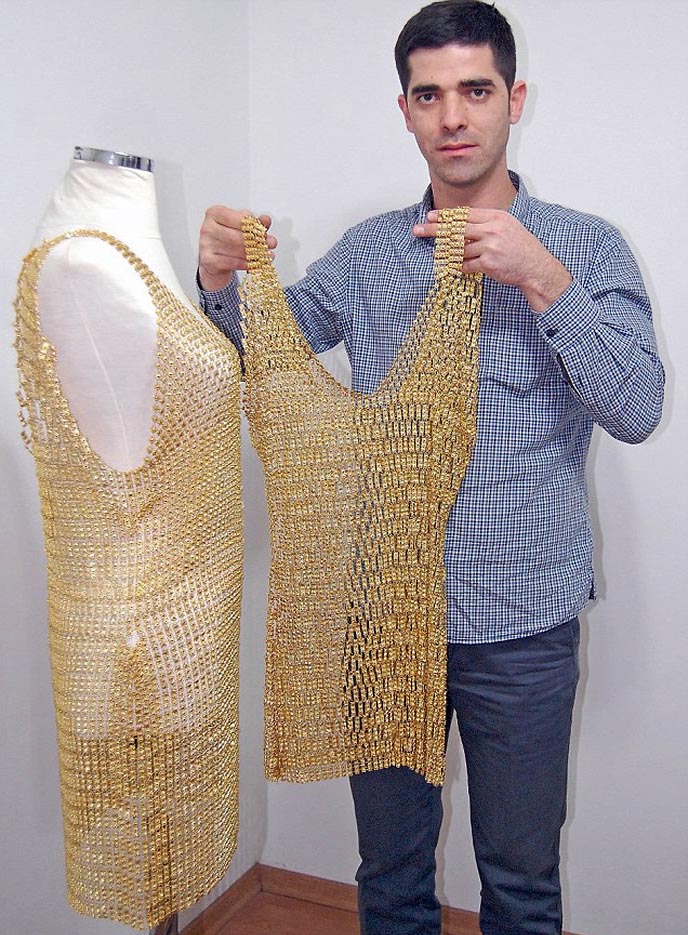 Lees alles over de 100% gouden jurk van Ahmet. Deze Turkse juwelier ontwikkelde de echt gouden musthave van 2014; het gouden jurkje.
