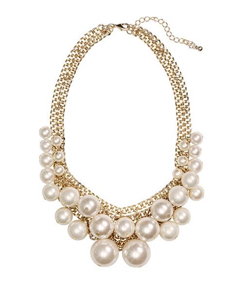 Budget shoppen: Chanel’s grote parel. Alles over budget shoppen: de grote parel sieraden van Chanel: ketting, oorbellen en ringen. Bekijk de sieraden.