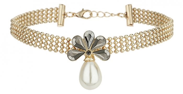 Budget shoppen: Chanel’s grote parel. Alles over budget shoppen: de grote parel sieraden van Chanel: ketting, oorbellen en ringen. Bekijk de sieraden.