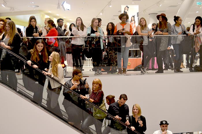 Opening H&M Rotterdam: de allergrootste van Europa! Alles over H&M Rotterdam: de grote opening. Lees alles over het fotoverslag hier.