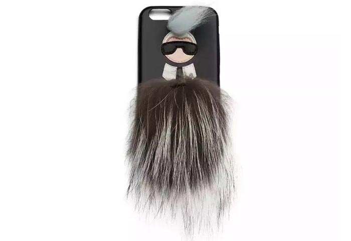 Karlito iPhone hoesje van Fendi. Karl Lagerfeld ontwerpt iPhone 6 case voor Fendi pre fall 2015 collectie. De Karlito limited edition iPhone case.