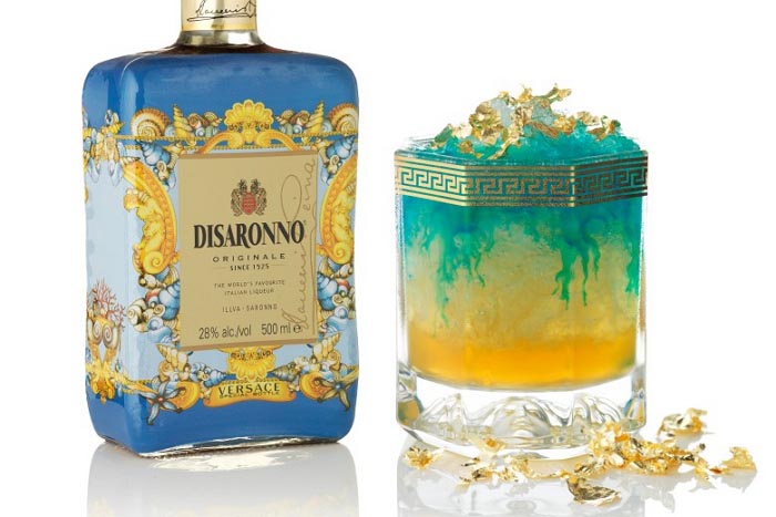 Versace ontwerpt fles voor Disaronno. Alles over de samenwerking tussen modehuis Versace x Disaronno. Limited edition voor de feestdagen.
