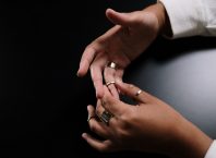 vrouw met sieraden